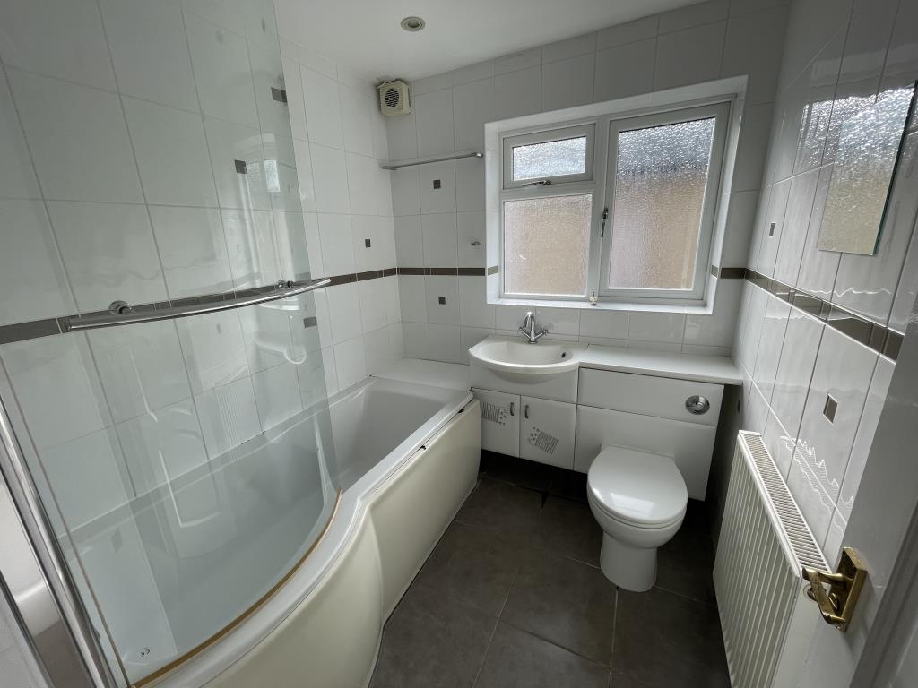 Lot: 37 - DETACHED PROPERTY WITH DETACHED DOUBLE GARAGE AND DETACHED ANNEXE - Inside image of ground floor bathroom